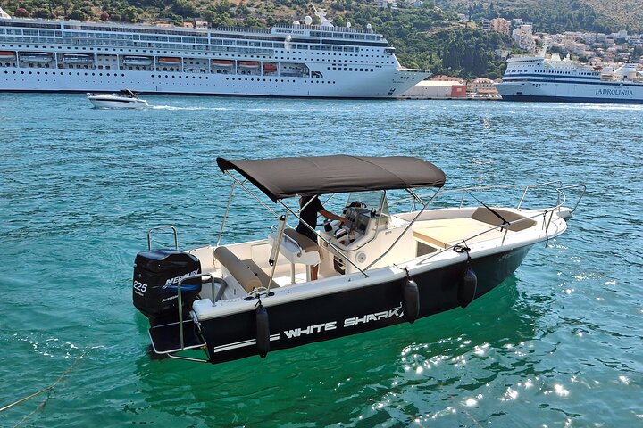 Private Solitudo speedboat ready for a tour in Dubrovnik harbour